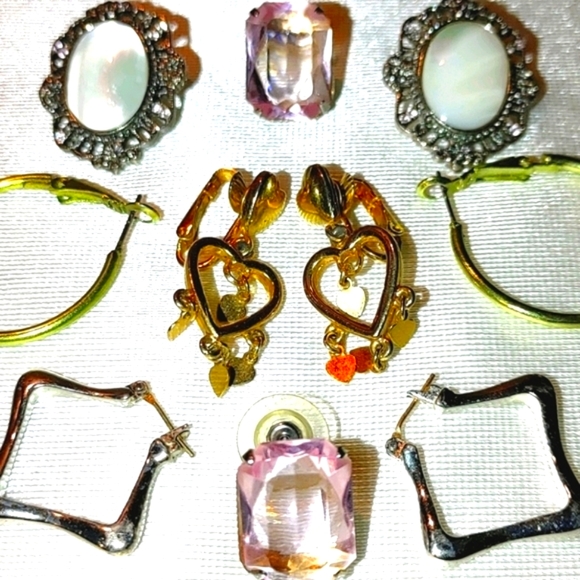 🆓 free with purchase Earrings lot 5 PRICE DROP costume vintage pierced - Picture 1 of 8